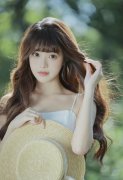女子接外卖慌乱中浴巾掉落